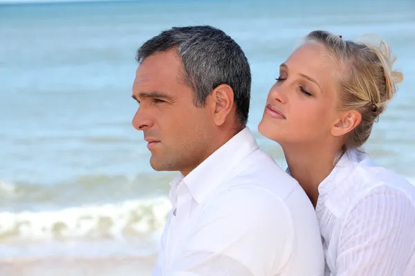 Par som omfamnar på stranden — Stockfoto