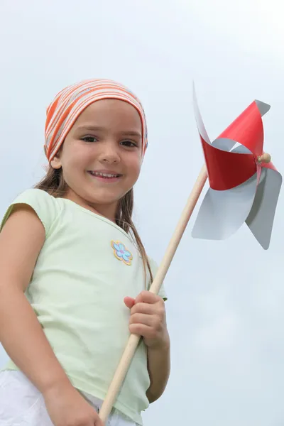 Chica sosteniendo un molino de viento — Foto de Stock