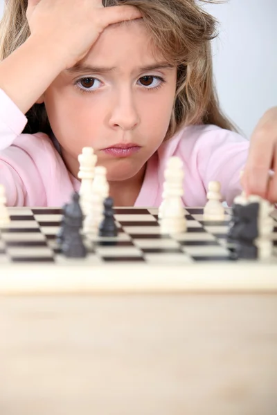 Kleines Mädchen beim Schachspielen — Stockfoto