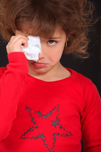 Маленькая девочка плачет — стоковое фото