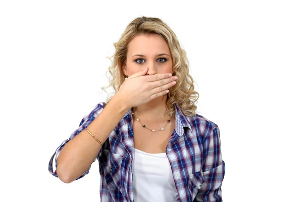 Mujer sosteniendo su mano sobre su boca en silencio — Foto de Stock