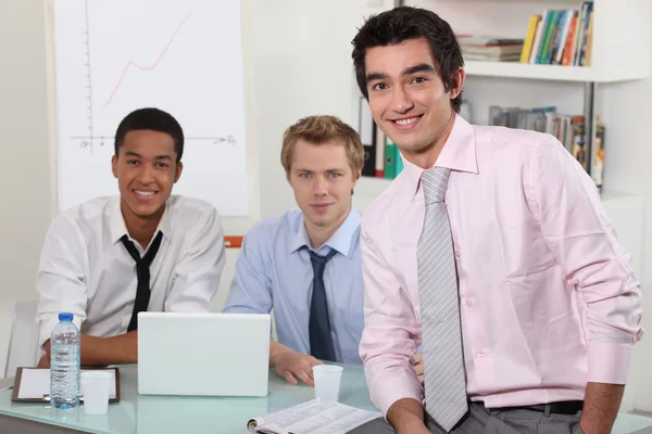 Tre män i ett kontor — Stockfoto