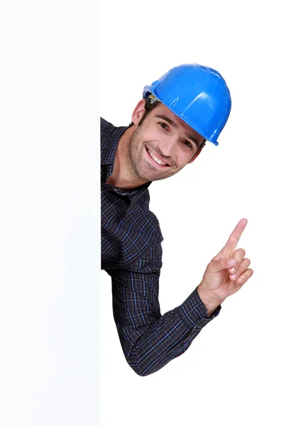 彼の指の上昇の建設労働者. — ストック写真