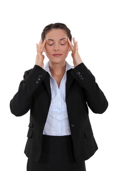 Eine brünette Geschäftsfrau mit Kopfschmerzen. — Stockfoto
