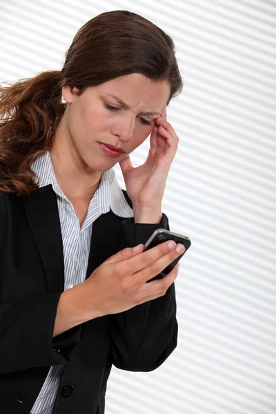 Kadın cep telefonunu arayan bir baş ağrısı olması. — Stok fotoğraf