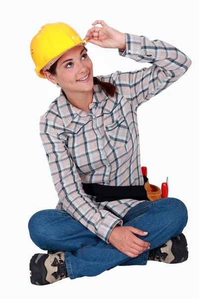 Tradeswoman dotýká krempa klobouku — Stock fotografie
