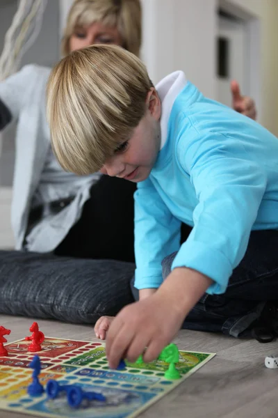 Μικρό αγόρι, παίζει ένα επιτραπέζιο παιχνίδι — Φωτογραφία Αρχείου