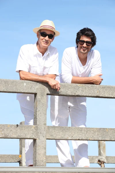 Vater und Sohn standen auf Steg — Stockfoto