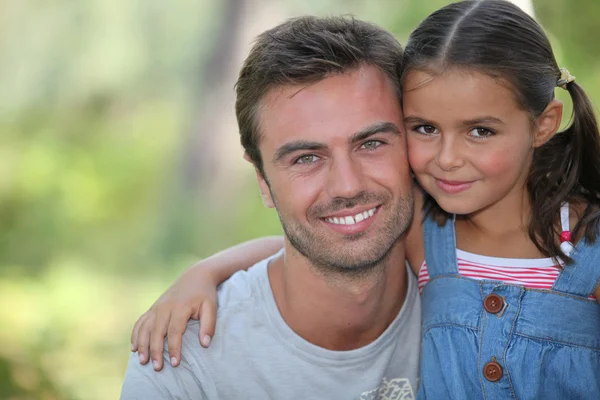 Father and daughter in the park — Stock Photo, Image