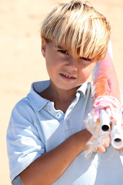 Junge trägt Sonnenschirm — Stockfoto