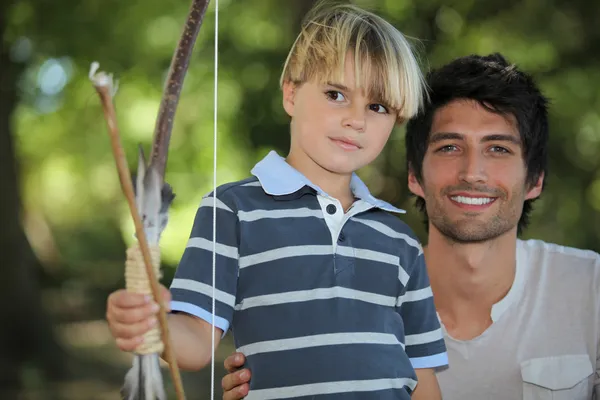 Baba oğlunu nasıl bir yay çizmek için öğrenme — Stok fotoğraf