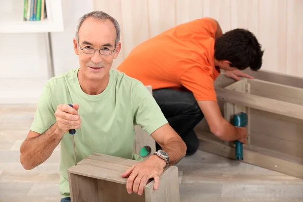 Far och son bygga möbler — Stockfoto