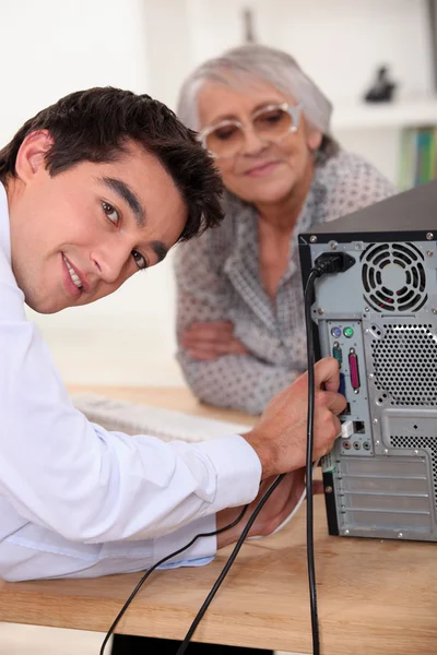 Junger Mann repariert einen Computer — Stockfoto