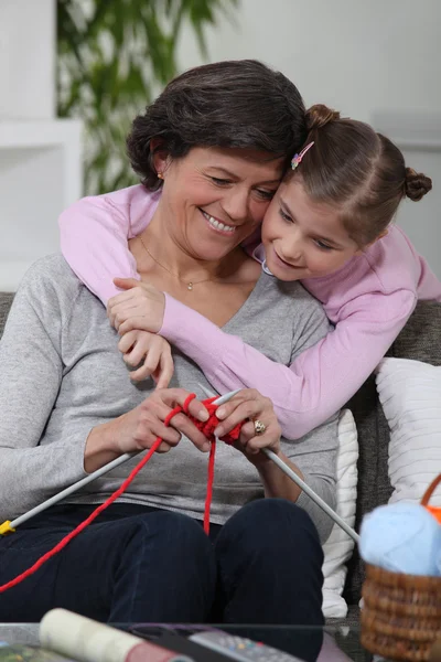 Nonna a maglia con suo nipote — Foto Stock