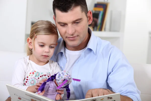 Een vader lezen aan haar dochter. — Stockfoto