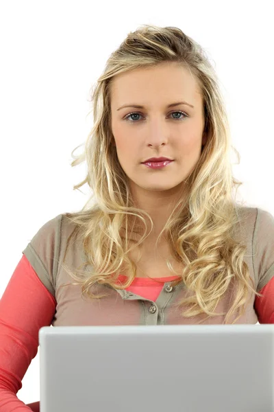 Mujer rubia joven usando ordenador portátil —  Fotos de Stock