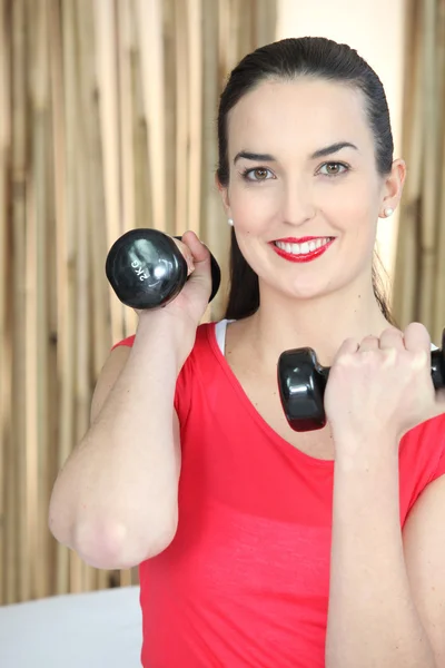 Eine Frau beim Fitnesstraining — Stockfoto
