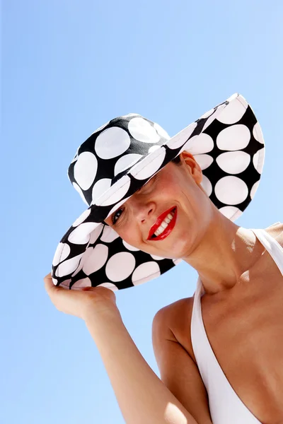 Brunette; strand, hoed — Stockfoto