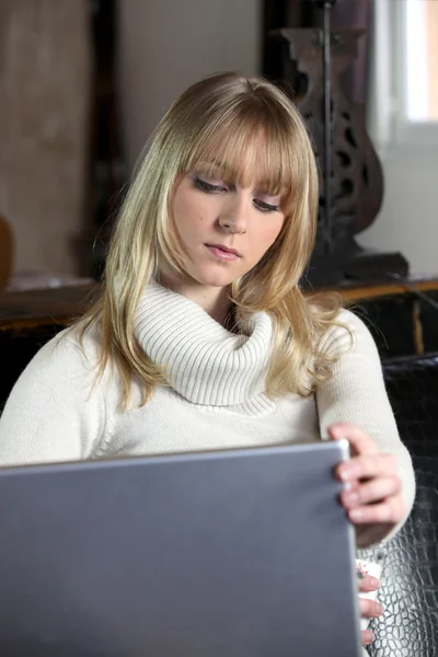 Femme sérieuse utilisant un ordinateur portable — Photo