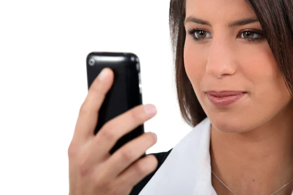 Kobieta, patrząc na telefon komórkowy — Zdjęcie stockowe