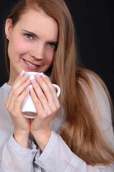 Женщина пьет горячий напиток — стоковое фото