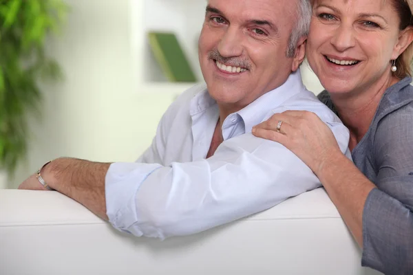 Ehepaar mittleren Alters zu Hause — Stockfoto