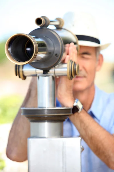 망원경을 통해 보이는 중 년 남자 — 스톡 사진
