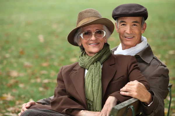 Старша пара розслабляється в парку — стокове фото
