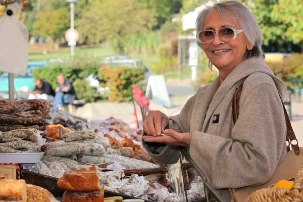 Старшая женщина на рынке под открытым небом — стоковое фото