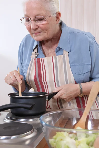 Vezető nő főzés — Stock Fotó