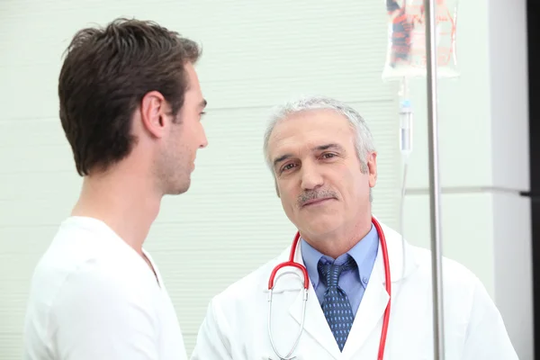 Arzt spricht mit Patient — Stockfoto