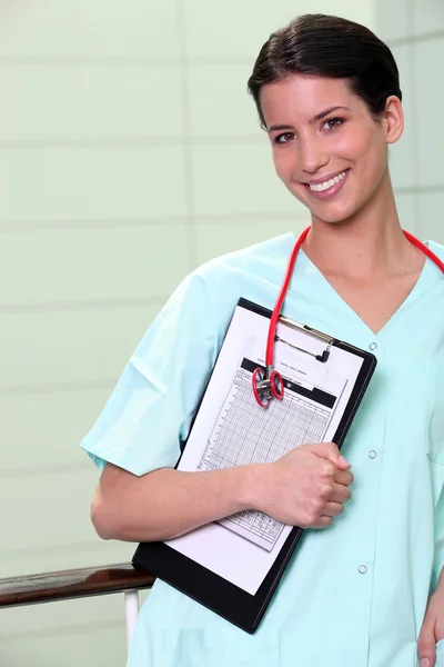 Attraktiva sjuksköterska på sjukhus — Stockfoto