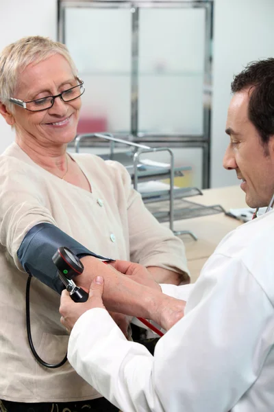 Mujer mayor sometida a control de presión arterial —  Fotos de Stock