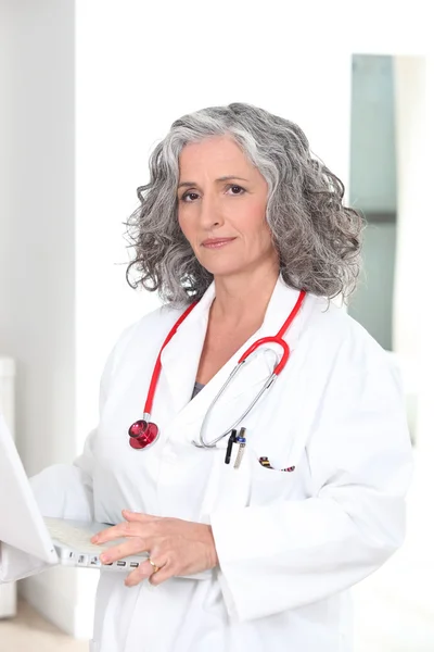 Female doctor holding a laptop — Stock Photo, Image