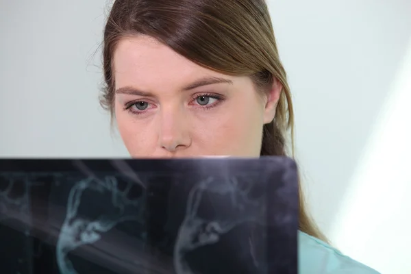 Sestra se dívá na rentgen — Stock fotografie