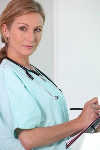 Blond kvinnlig sjuksköterska med resultat — Stockfoto
