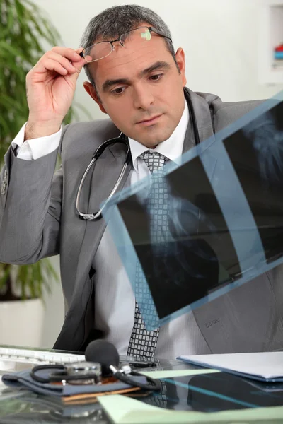 Médico mirando rayos X — Foto de Stock