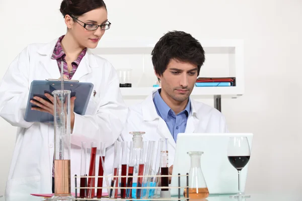 Paar werken in een wijn laboratorium — Stockfoto