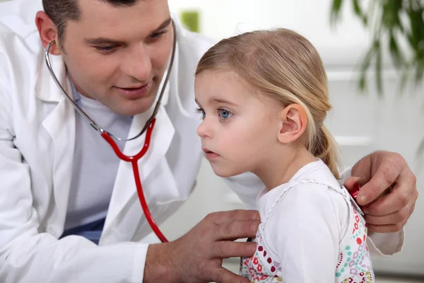 Dokter onderzoekt klein meisje — Stockfoto
