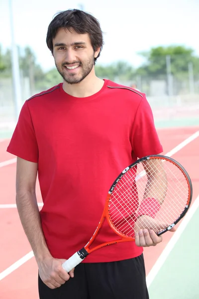 Sabit sahada ayakta rahat tenisçi — Stok fotoğraf