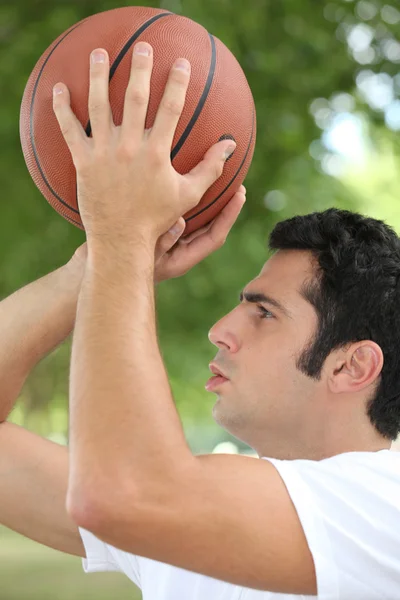 Man die basketbal speelt — Stockfoto