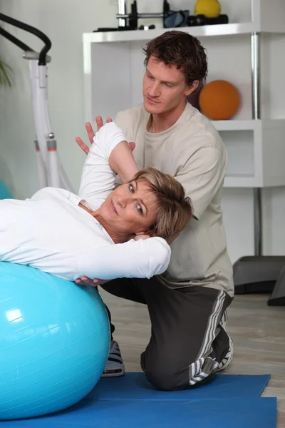 Woman with her personal trainer — Stock Photo, Image