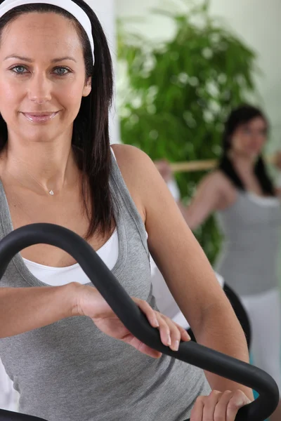 Vrouw met behulp van een oefening machine — Stockfoto