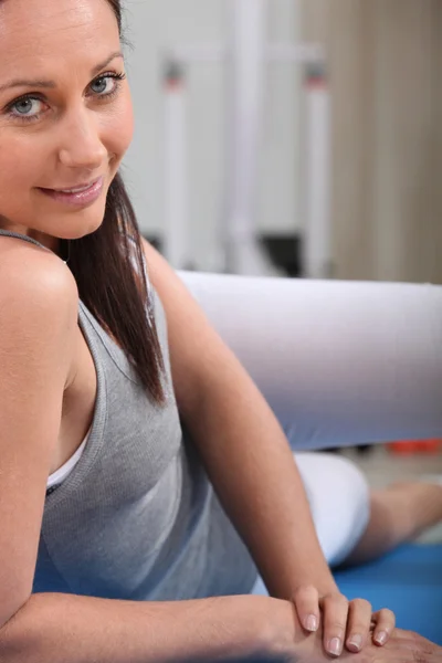 Kobieta ćwiczenia na mat — Zdjęcie stockowe
