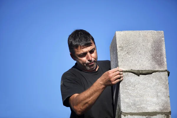 돌 블록 벽을 건립 하는 메이슨 — 스톡 사진