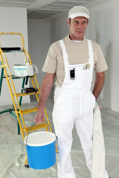 Maler trägt großen Topf mit Farbe — Stockfoto