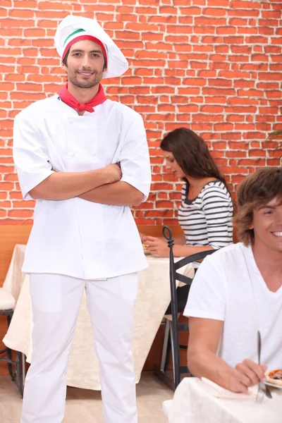 Koch steht in einem Restaurant — Stockfoto
