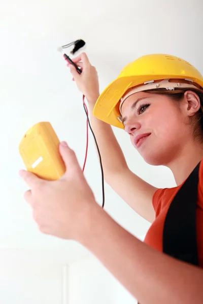 Female electrician working — Stockfoto