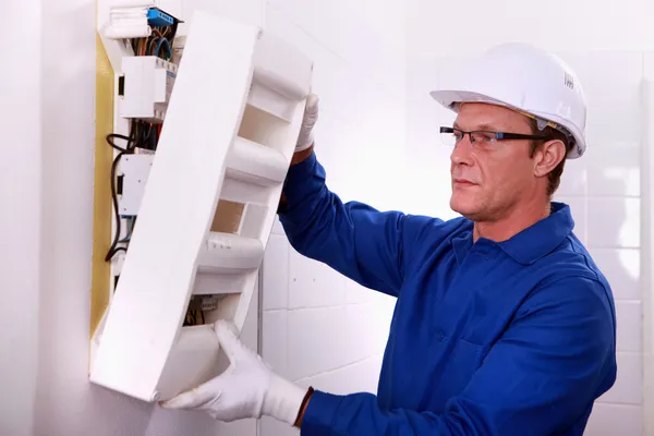 Electrician with a fusebox — Stockfoto