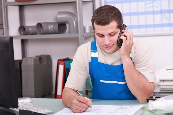 Craftsman in office on phone — Stock Photo, Image